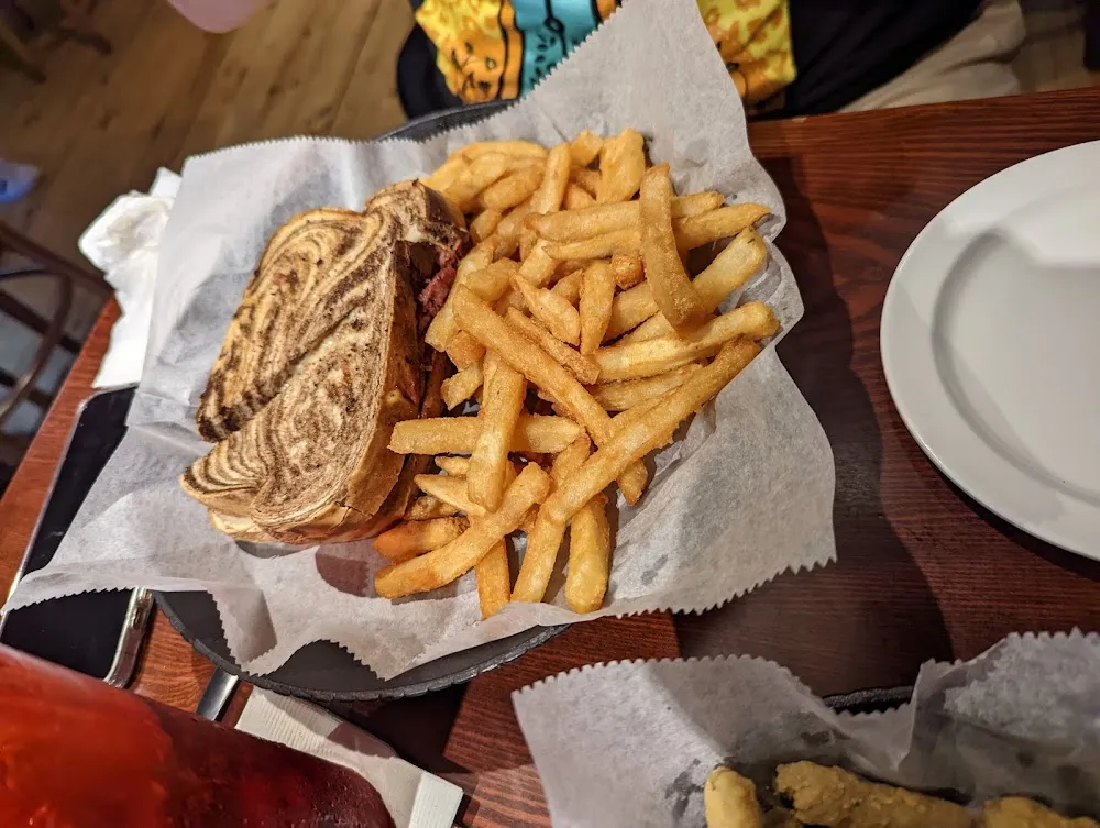 Reuben Sandwich w Fries